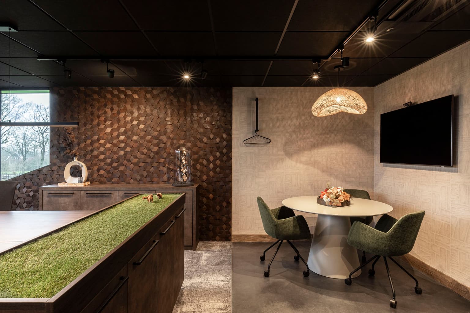 Kantine met kleine zithoek met ronde kantinetafel en drie kantinestoelen. 