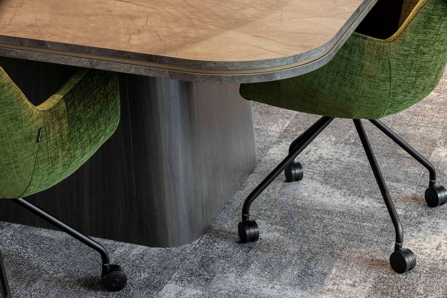 Detailfoto van groene fluwelen vergaderstoelen. 