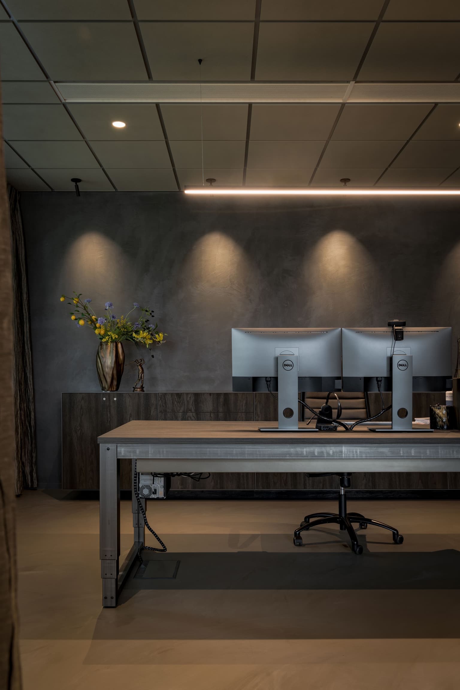 Directietafel met blankstalen onderstel. 