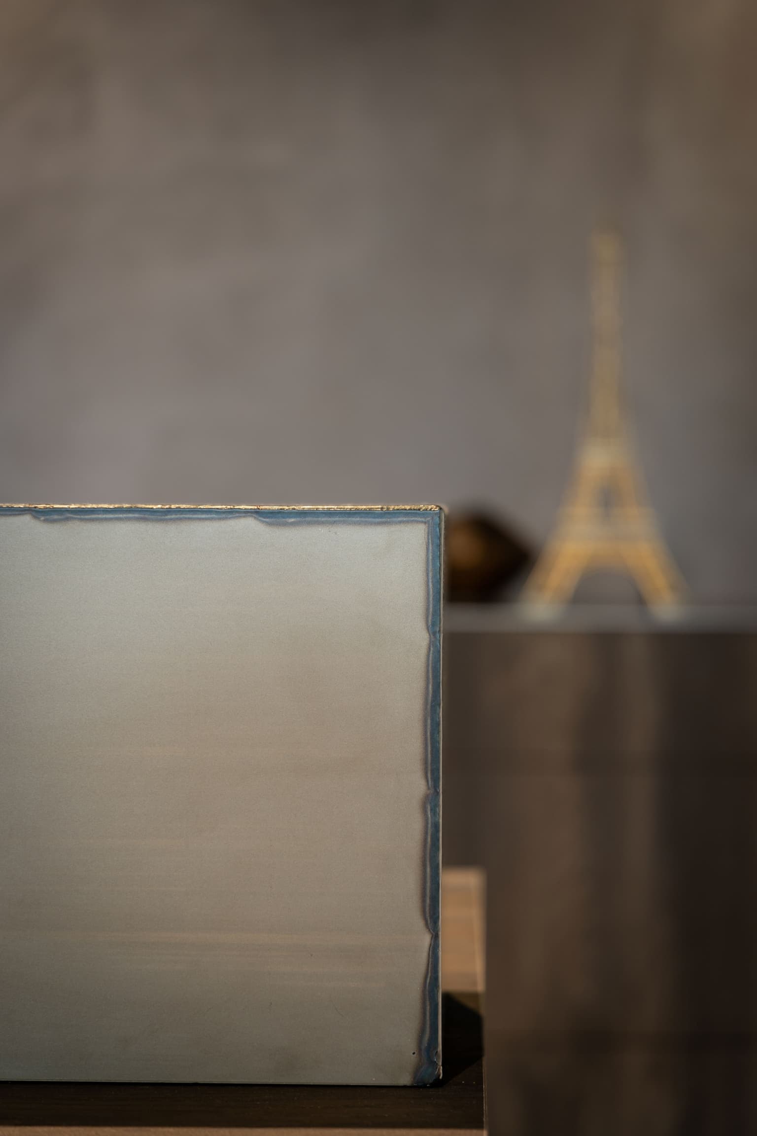 Detailshot van blank stalen onderstel. 