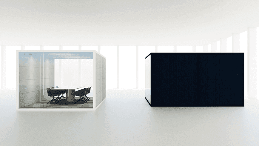 Witte ruimte met daarin twee akoestische vergaderruimtes. Links is wit met glazen wanden aan de zijkanten en uitgerust met een vergadertafel en zwarte vergaderstoelen. Rechts staat een akoestische vergadercabine in het zwart.