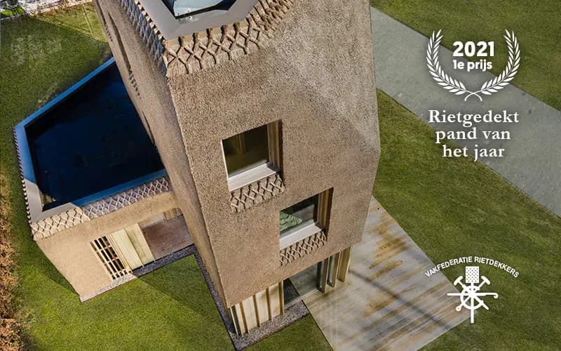 Villa met rietendak met ambachtelijk boeren vlechtwerk. 