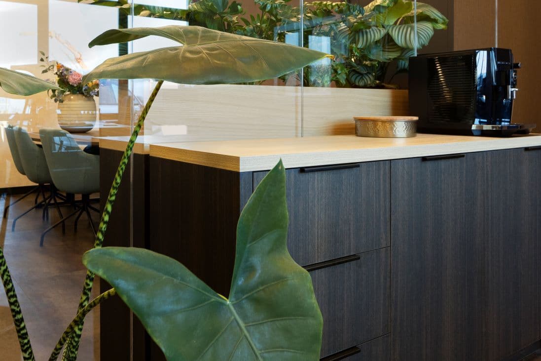 Detailshot van een pantry met koffieautomaat erop. 
