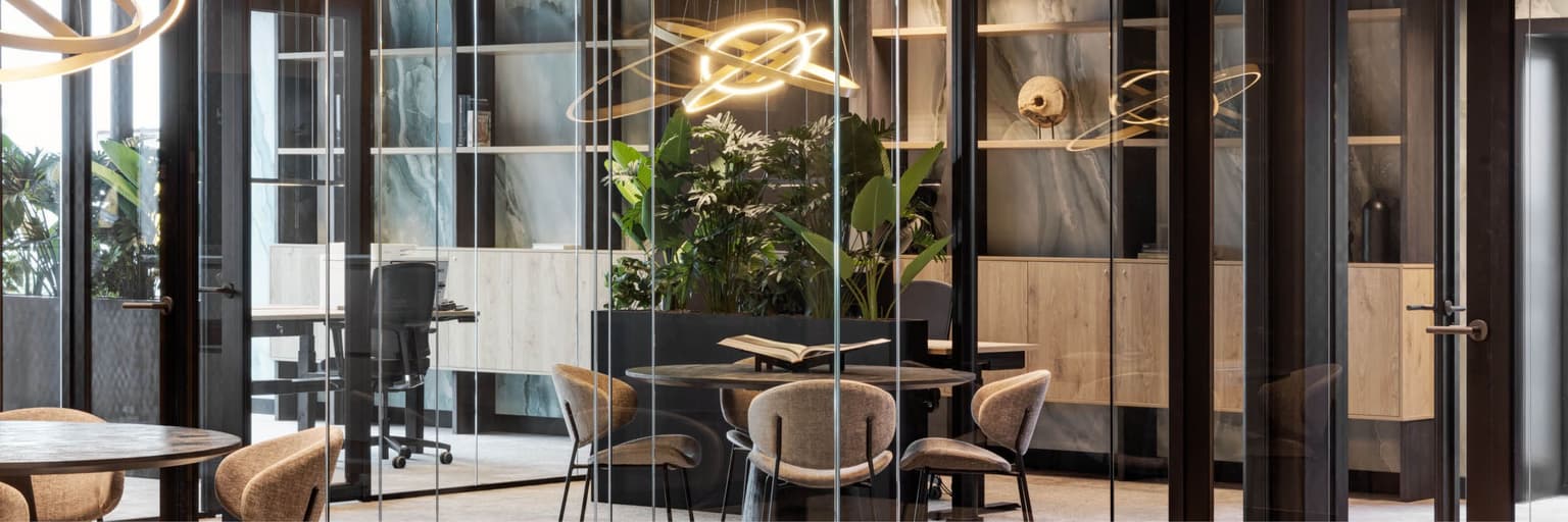 Vergaderruimte met design cirkel lamp erboven. 