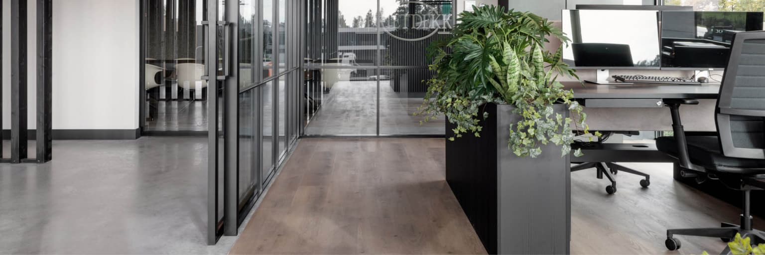 Werkplek met plantenbak en industriële look. 