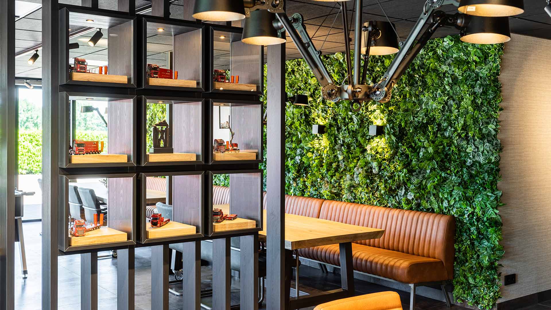 Maatwerk wandkast met openvakken. Daarin staan negen miniatuur trucks tentoongesteld van Hardeman en van Harten.