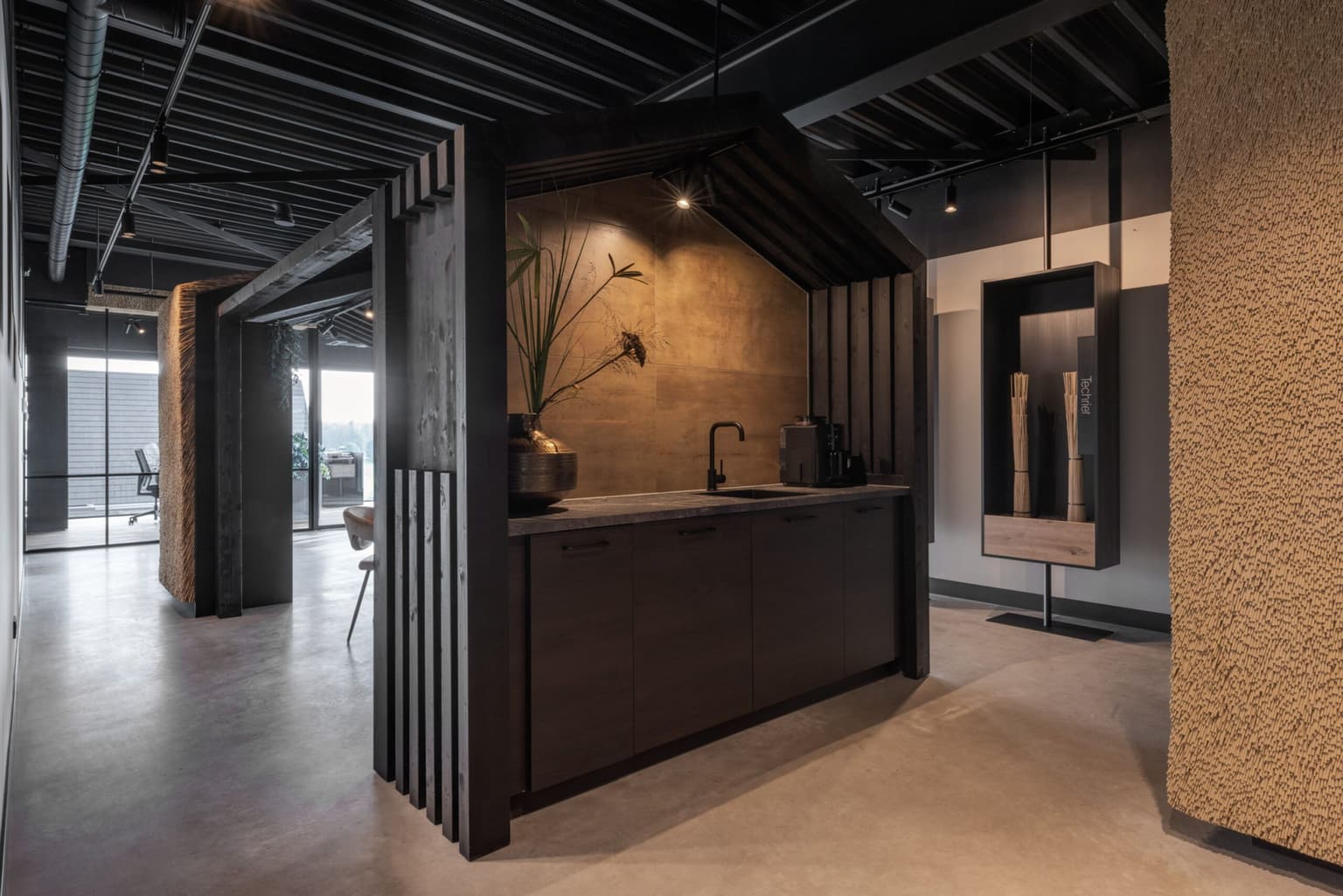 Pantry in kantoor met dak erboven.