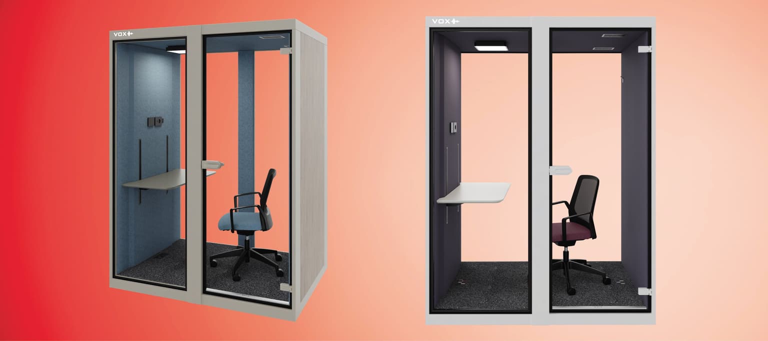 Twee akoestische werkplekken met een zit sta bureau en bureaustoel.