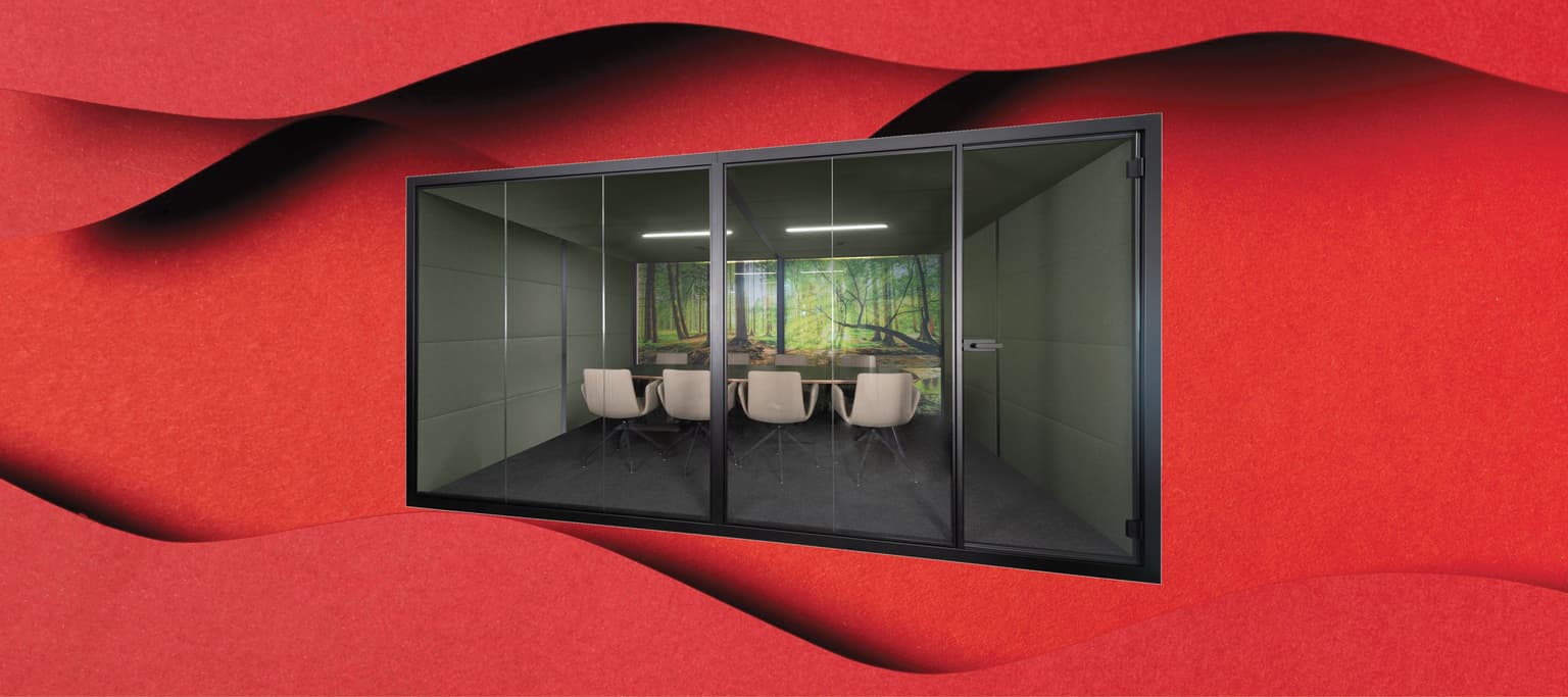 Rode achtergrond met daarvoor een vergadercabine.