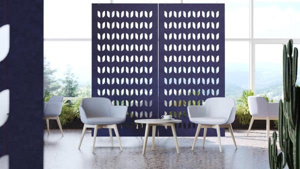 Zithoek in een kantoor met daarachter akoestische panelen. Deze dempen de geluidsoverlast in de kantine. De panelen zijn blauw met een bladmotief.
